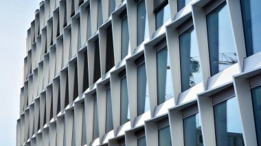 Camdan yapılmış bir ofis binasının parçası. Mavi gökyüzünün yansıması. 