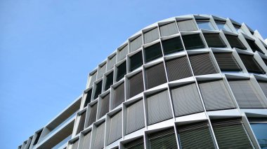 Camdan yapılmış bir ofis binasının parçası. Mavi gökyüzünün yansıması. 