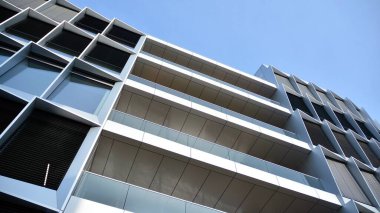 Camdan yapılmış bir ofis binasının parçası. Mavi gökyüzünün yansıması. 