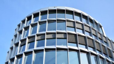 Camdan yapılmış bir ofis binasının parçası. Mavi gökyüzünün yansıması. 