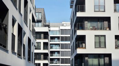 Güneşli bir günde modern apartman binası. Dış görünüş, konut cephesi.