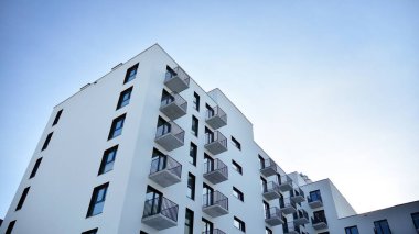 Güneşli bir günde modern apartman binası. Dış görünüş, konut cephesi.