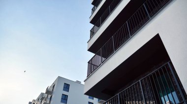 Güneşli bir günde modern apartman binası. Dış görünüş, konut cephesi.