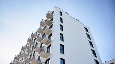 Güneşli bir günde modern apartman binası. Dış görünüş, konut cephesi.