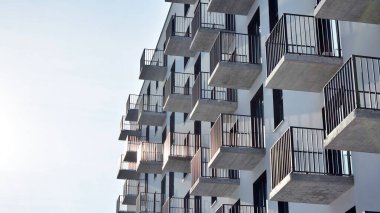 Güneşli bir günde modern apartman binası. Dış görünüş, konut cephesi.