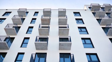 Güneşli bir günde modern apartman binası. Dış görünüş, konut cephesi.