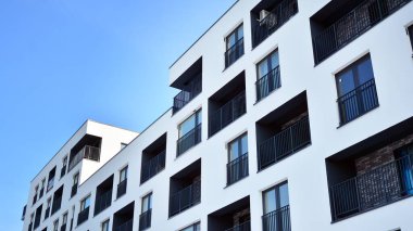 Güneşli bir günde modern apartman binası. Dış görünüş, konut cephesi.