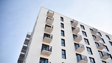 Güneşli bir günde modern apartman binası. Dış görünüş, konut cephesi.