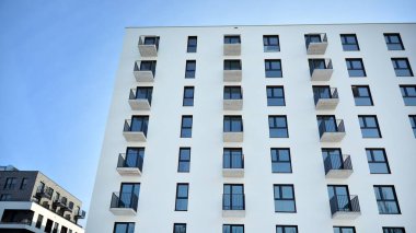 Güneşli bir günde modern apartman binası. Dış görünüş, konut cephesi.