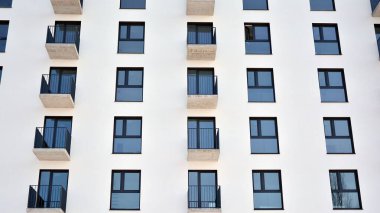 Güneşli bir günde modern apartman binası. Dış görünüş, konut cephesi.