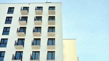 Güneşli bir günde modern apartman binası. Dış görünüş, konut cephesi.