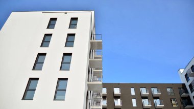 Güneşli bir günde modern apartman binası. Dış görünüş, konut cephesi.