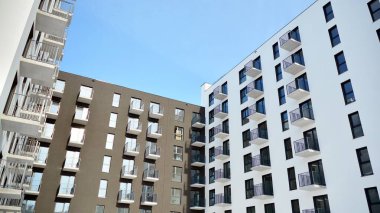 Güneşli bir günde modern apartman binası. Dış görünüş, konut cephesi.