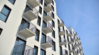 Güneşli bir günde modern apartman binası. Dış görünüş, konut cephesi.