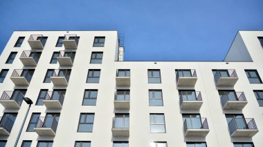 Güneşli bir günde modern apartman binası. Dış görünüş, konut cephesi.