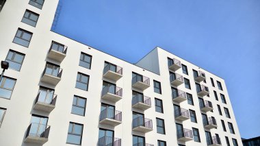 Güneşli bir günde modern apartman binası. Dış görünüş, konut cephesi.