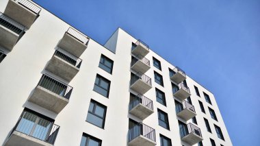 Güneşli bir günde modern apartman binası. Dış görünüş, konut cephesi.