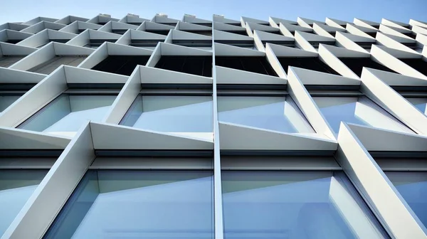 Fragment Kontorsbyggnad Glas Reflektionen Den Blå Himlen — Stockfoto