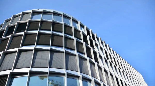 Camdan Yapılmış Bir Ofis Binasının Parçası Mavi Gökyüzünün Yansıması — Stok fotoğraf