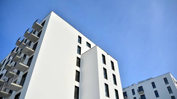Moderno Edificio Apartamentos Día Soleado Exterior Fachada Casa Residencial —  Fotos de Stock