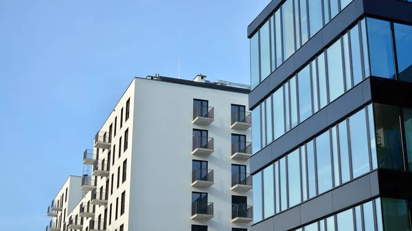 Edificio Residencial Edificio Oficinas Adyacente Desarrollo Urbano Moderno —  Fotos de Stock