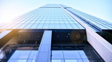 Şehir merkezindeki işletme bölgesi mimarisi. Mavi gökyüzüne ve güneş ışığına karşı cam yansıtıcı ofis binaları. Ekonomi, finans, iş faaliyeti kavramı.