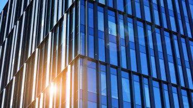 Şehir merkezindeki işletme bölgesi mimarisi. Mavi gökyüzüne ve güneş ışığına karşı cam yansıtıcı ofis binaları. Ekonomi, finans, iş faaliyeti kavramı.