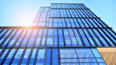 Şehir merkezindeki işletme bölgesi mimarisi. Mavi gökyüzüne ve güneş ışığına karşı cam yansıtıcı ofis binaları. Ekonomi, finans, iş faaliyeti kavramı.