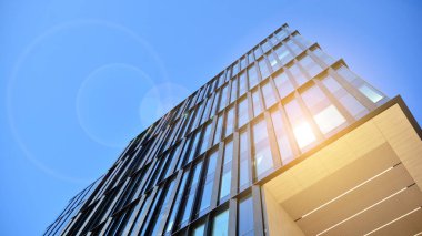 Şehir merkezindeki işletme bölgesi mimarisi. Mavi gökyüzüne ve güneş ışığına karşı cam yansıtıcı ofis binaları. Ekonomi, finans, iş faaliyeti kavramı.