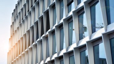 Güneşli, güzel gökyüzü olan modern ofis bloğu. İş için parlak görünüm.