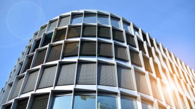 Güneşli, güzel gökyüzü olan modern ofis bloğu. İş için parlak görünüm.