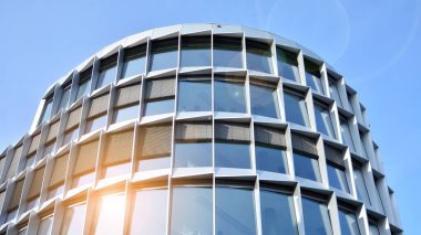 Güneşli, güzel gökyüzü olan modern ofis bloğu. İş için parlak görünüm.