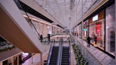 Varşova, Polonya. 15 Şubat 2021. Alışveriş merkezi Atrium Promenada 'nın iç manzarası. 