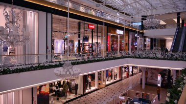 Varşova, Polonya. 15 Şubat 2021. Alışveriş merkezi Atrium Promenada 'nın iç manzarası. 