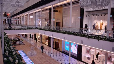 Varşova, Polonya. 15 Şubat 2021. Alışveriş merkezi Atrium Promenada 'nın iç manzarası. 