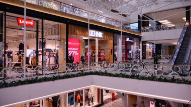 Varşova, Polonya. 15 Şubat 2021. Alışveriş merkezi Atrium Promenada 'nın iç manzarası. 
