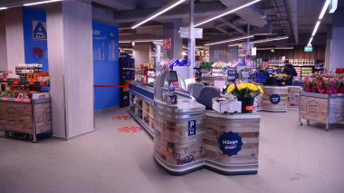 Varşova, Polonya. 15 Şubat 2021. Süpermarketin içinde Aldi.