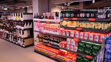 Varşova, Polonya. 15 Şubat 2021. Süpermarketin içinde Aldi.