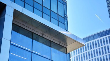 Cam aynalı ofis binasının ön dokusu. Camdan ofis binasının güzel bir arka planı, pencerelere yansıyan bulutlar..