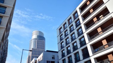 Modern ve yeni apartman. Çok katlı modern, yeni ve şık apartmanlar..