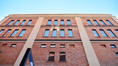 Şehirde canlandırılmış kırmızı tuğla bina.