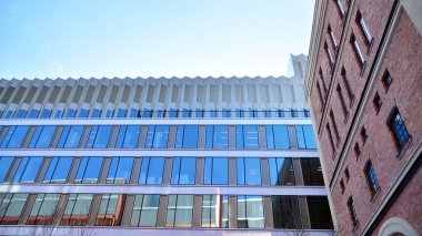 Canlandırılmış kırmızı tuğla bina ve modern ofis binası.