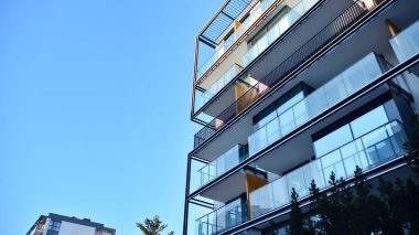Şehir merkezinde simetrik modern mimarisi olan apartman ve apartman..