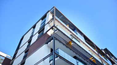 Şehir merkezinde simetrik modern mimarisi olan apartman ve apartman..