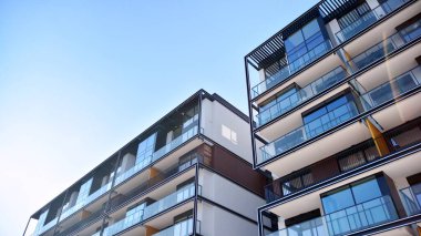 Şehir merkezinde simetrik modern mimarisi olan apartman ve apartman..