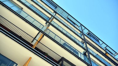 Şehir merkezinde simetrik modern mimarisi olan apartman ve apartman..