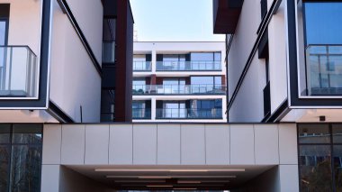 Şehir merkezinde simetrik modern mimarisi olan apartman ve apartman..