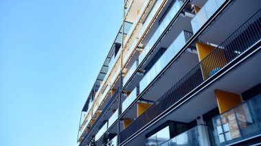 Şehir merkezinde simetrik modern mimarisi olan apartman ve apartman..