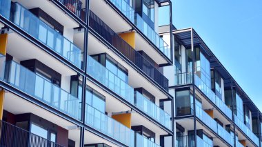 Şehir merkezinde simetrik modern mimarisi olan apartman ve apartman..