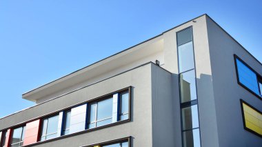 Bir gökdelenin cam cephesi. Modern ofis binası ve gökyüzü yansıması.